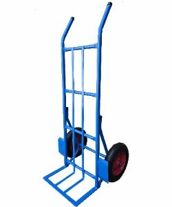 Medidas: 1.50m de comprimento e 46cm de largura. Equipado com 02 rodas pneumáticas 3.25 x 8 com rolamento de roletes.